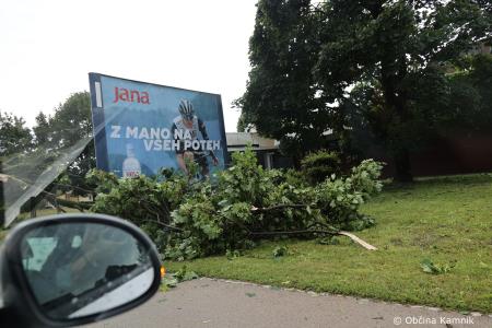 Neurje z vetrom podiralo drevesa in odkrivalo strehe (18)